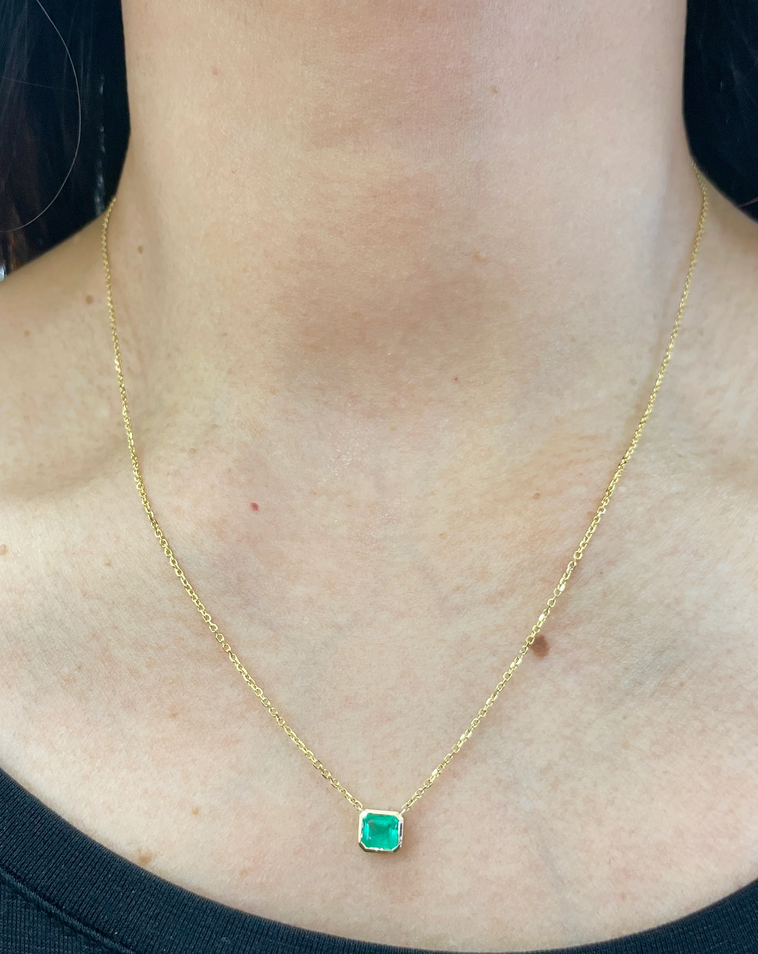 0.43 Carat Emerald Pendant - Image 2