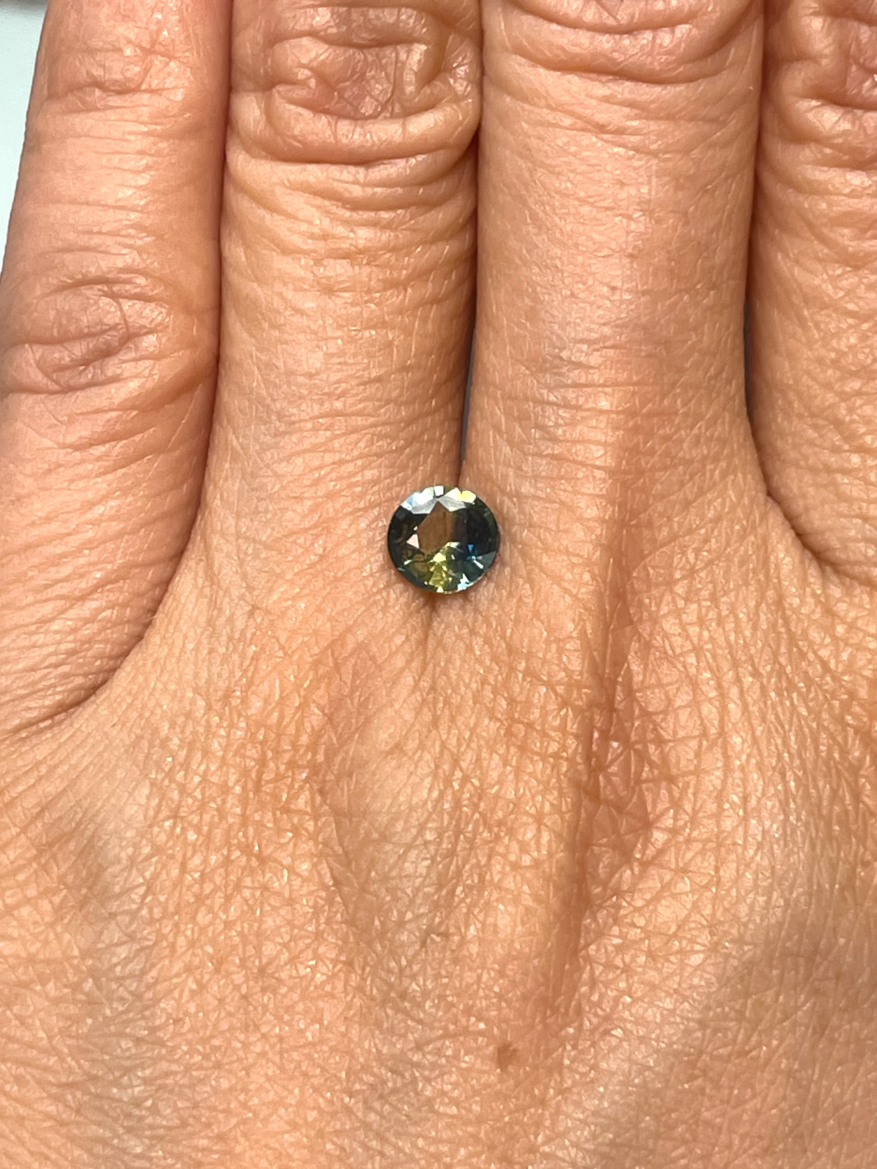 1.04 Carat Teal/Bi-Color Sapphire - Image 2