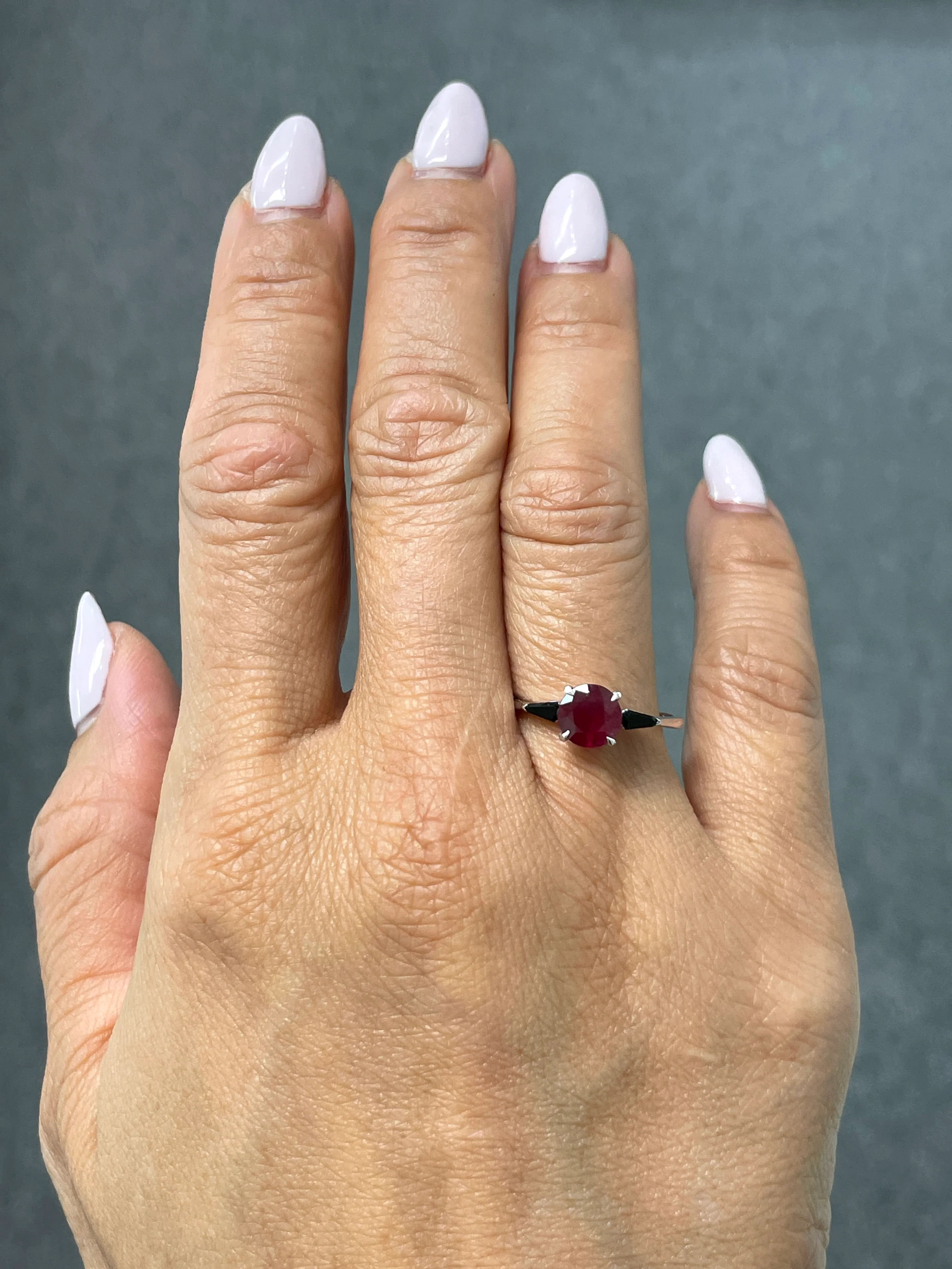 1.30 Carat Ruby and Onyx Ring - Image 2