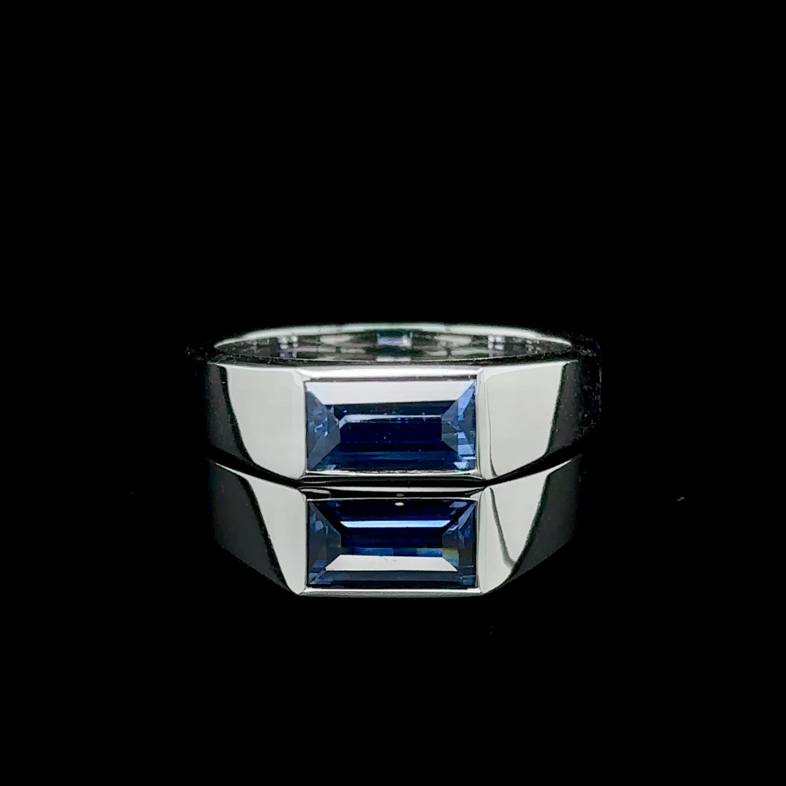 1.66 Carat Sapphire Signet Ring - Image 3