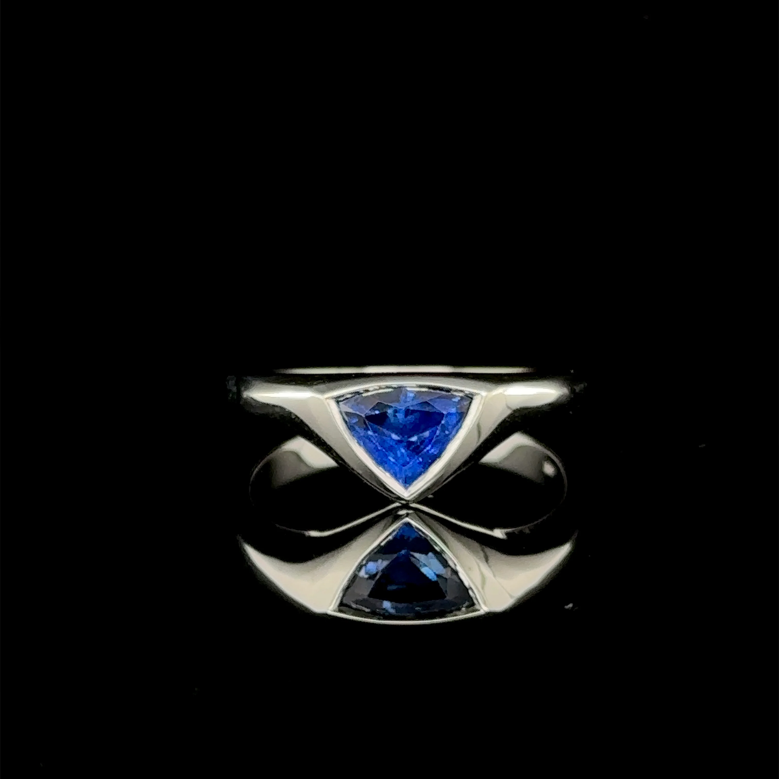 1.69 Carat Sapphire Signet Ring - Image 3
