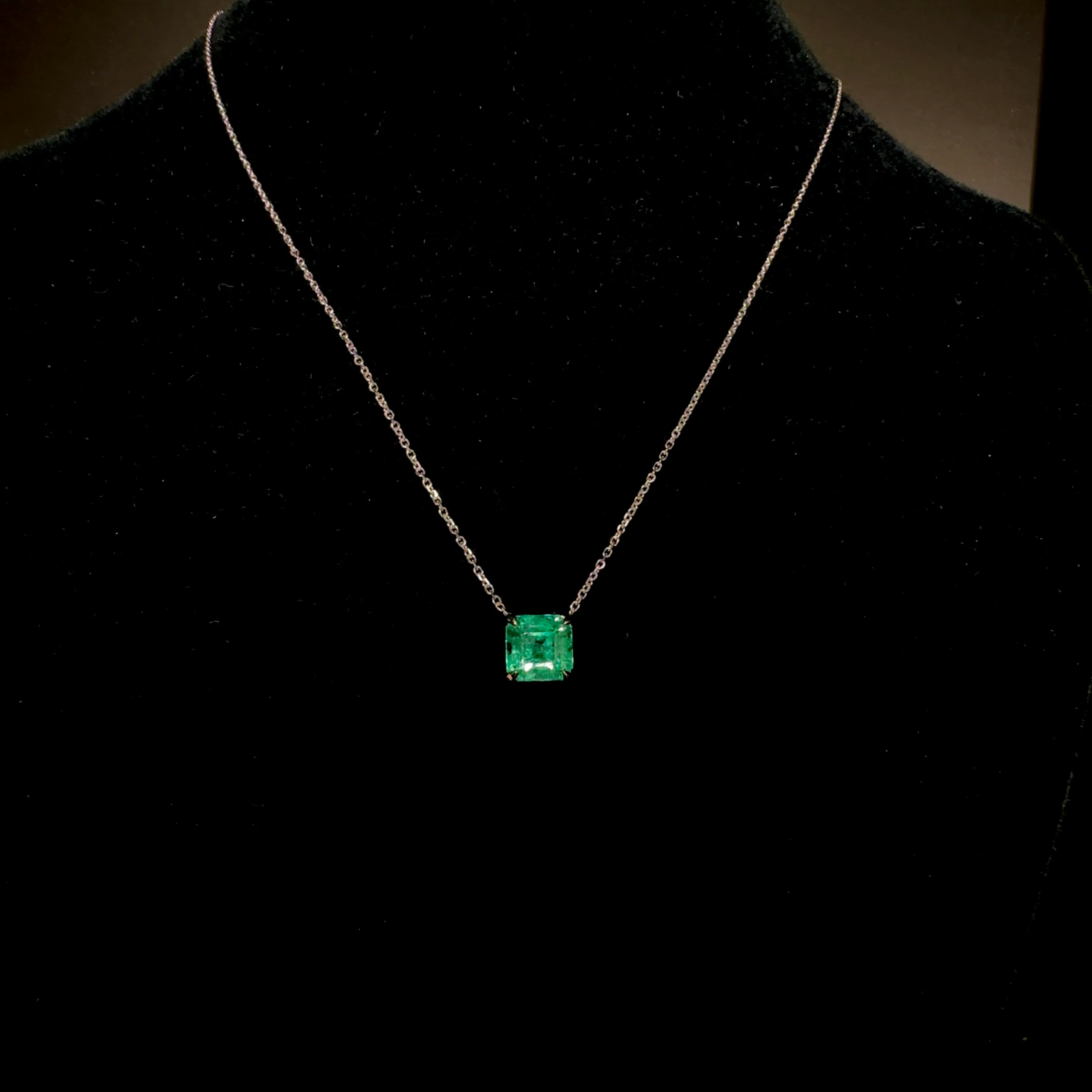 2.30 Carat Colombian Emerald Pendant - Image 3
