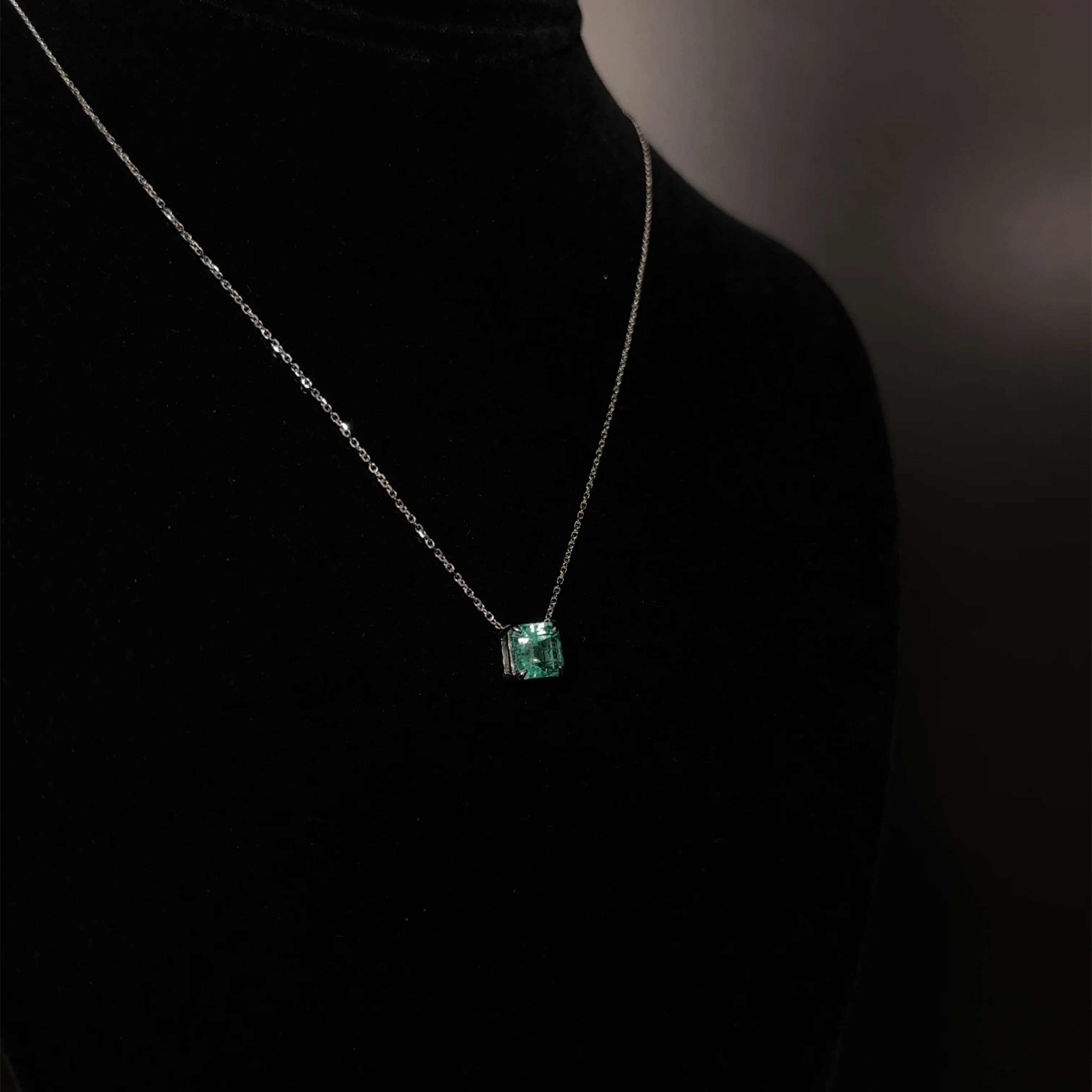 2.30 Carat Colombian Emerald Pendant - Image 4