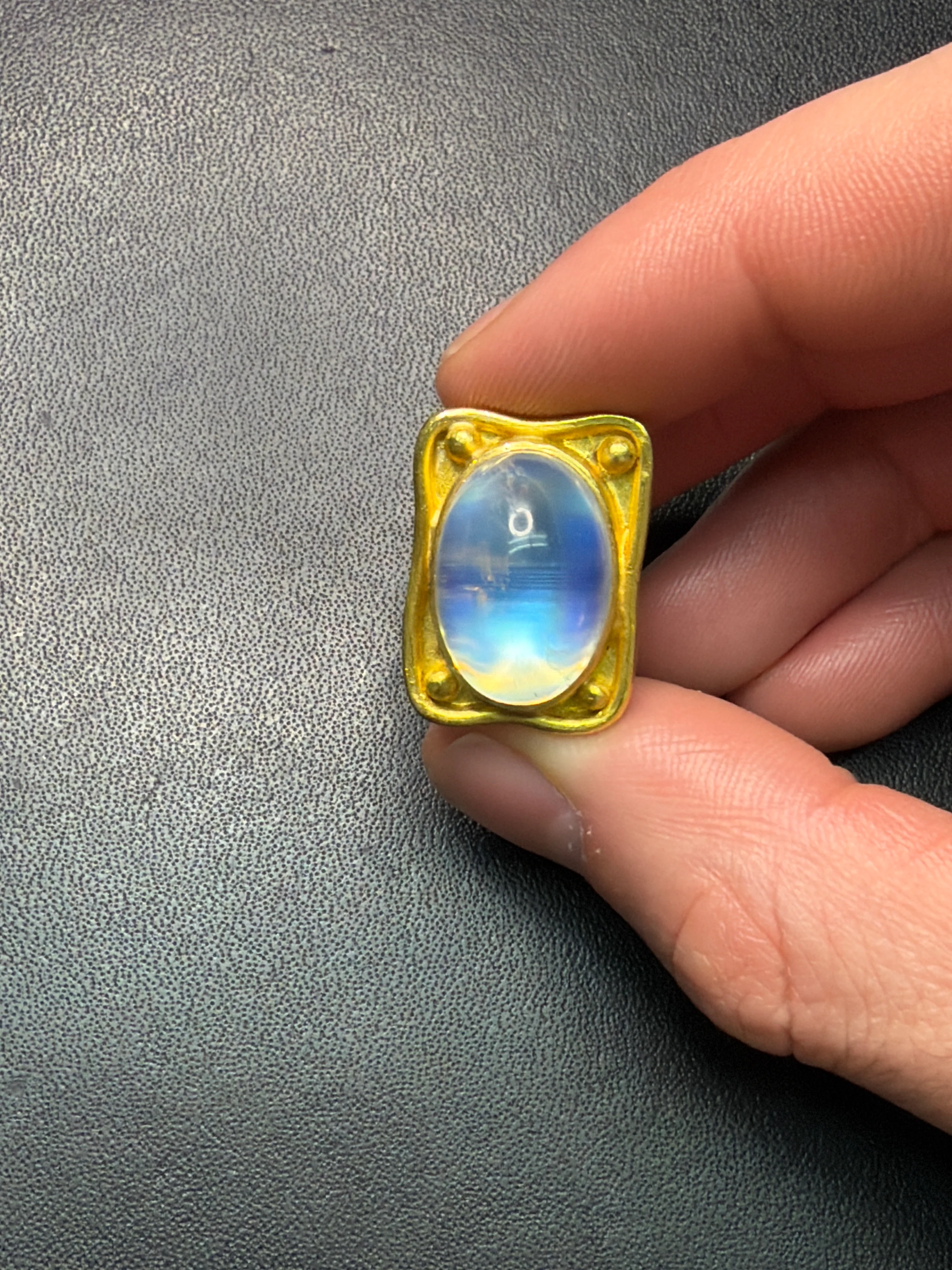 Moonstone ring set in 19k gold - Close Out - Image 2