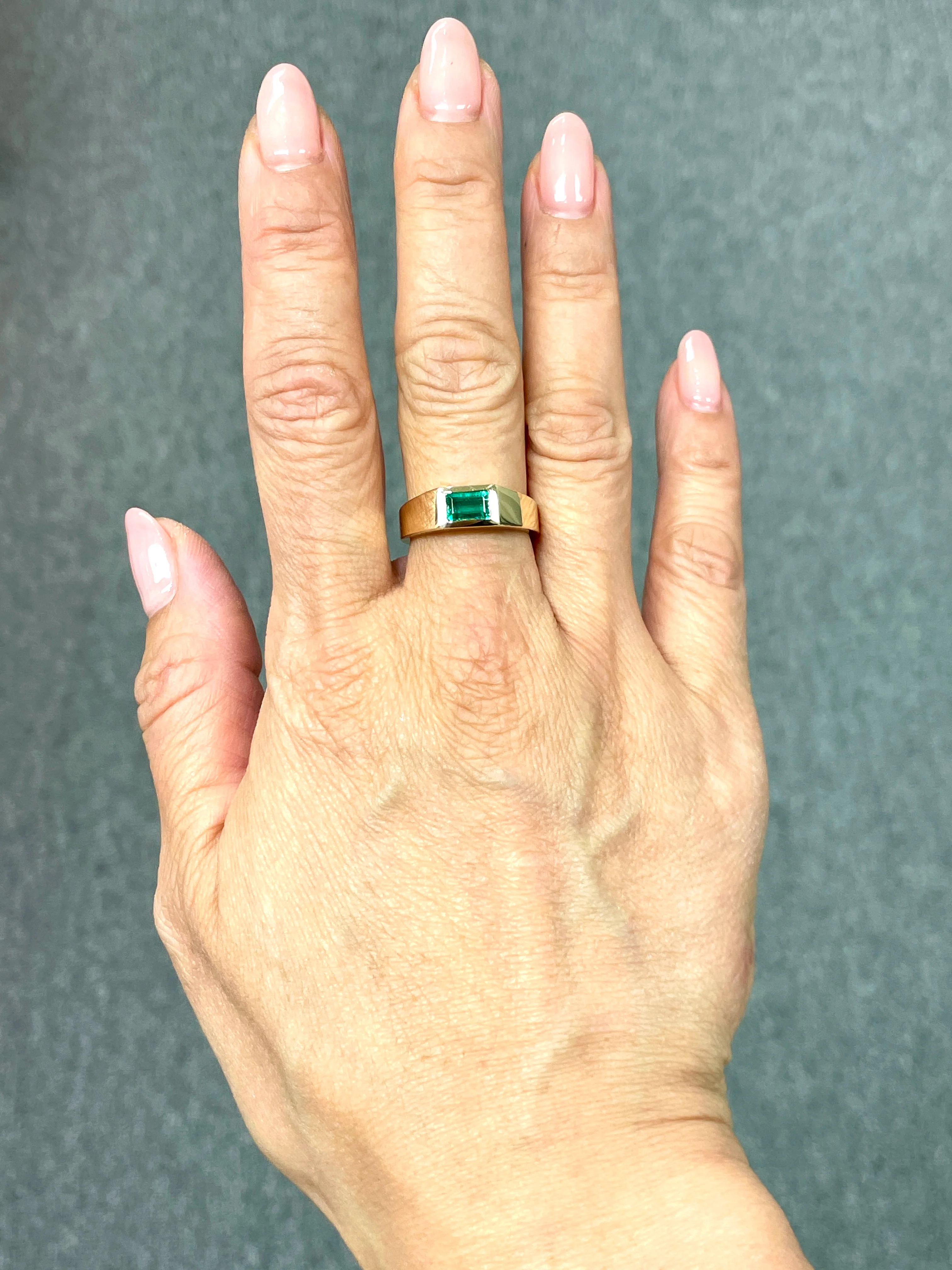 0.65 Carat Colombian Emerald Signet Ring - Image 2